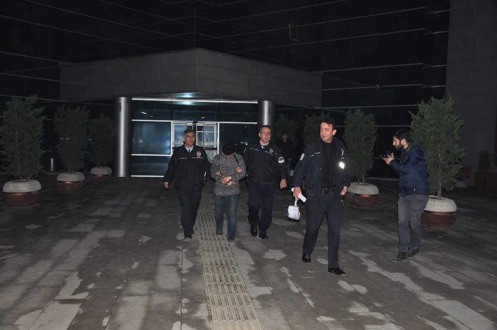 Karısını Satırla Dövdü