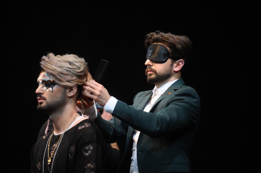 Kellelerini Gözleri Kapalı Ellerinde Ustura Bulunan Berberlere Teslim Ettiler