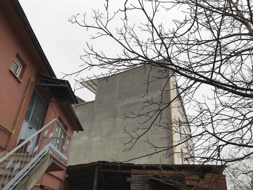 Kız Öğrenciyi Ölümden Sırtındaki Çantası Kurtardı