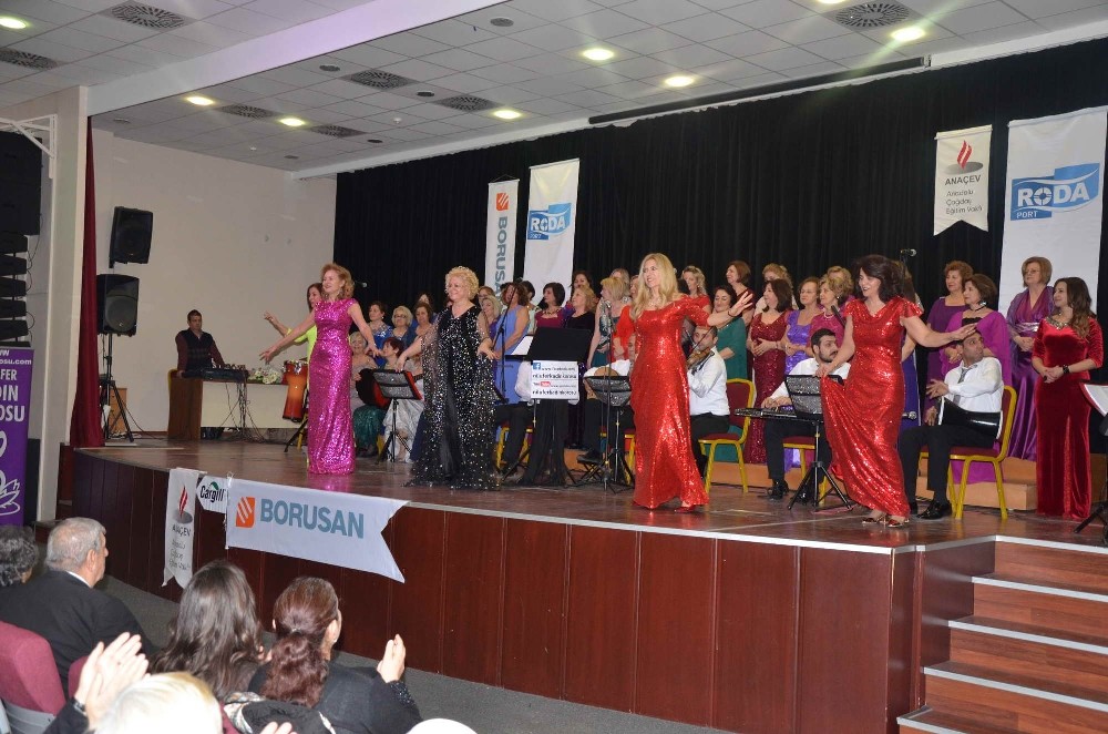 Nilüfer Kadın Korosu Gemliki Coşturdu