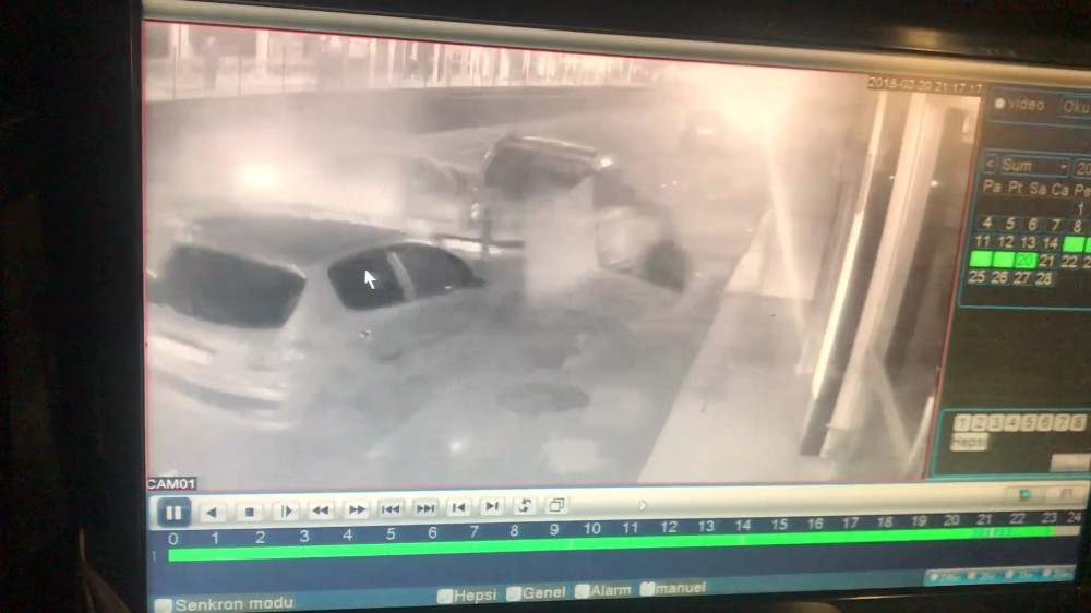 (Özel Haber) Kontrolden Çıkan Otomobil Caddede Yürüyen Yayaya Ve 3 Araca Çarptı, O Anlar Güvenlik Kamerasına Yansıdı