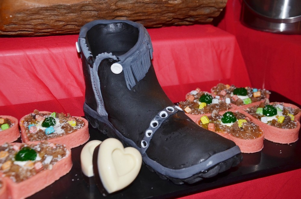 Sevgililer Gününde Çikolatadan Ayakkabı Hediyesi