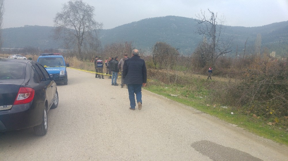 Su Kanalına Devrilen Traktörün Altında Can Verdi