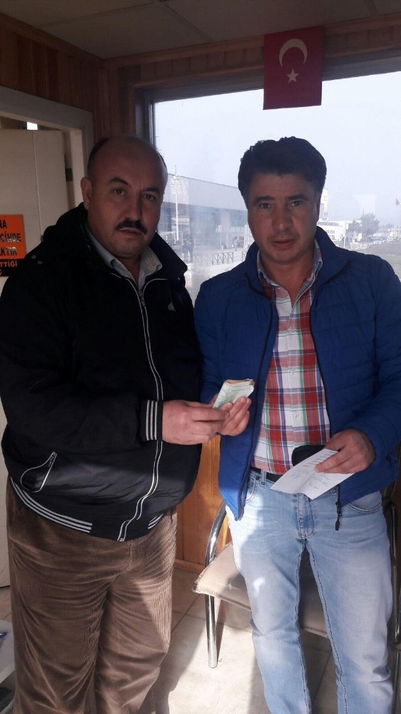 Taksici Aracında Unutulan Para Dolu Çantayı Sahibine Teslim Etti