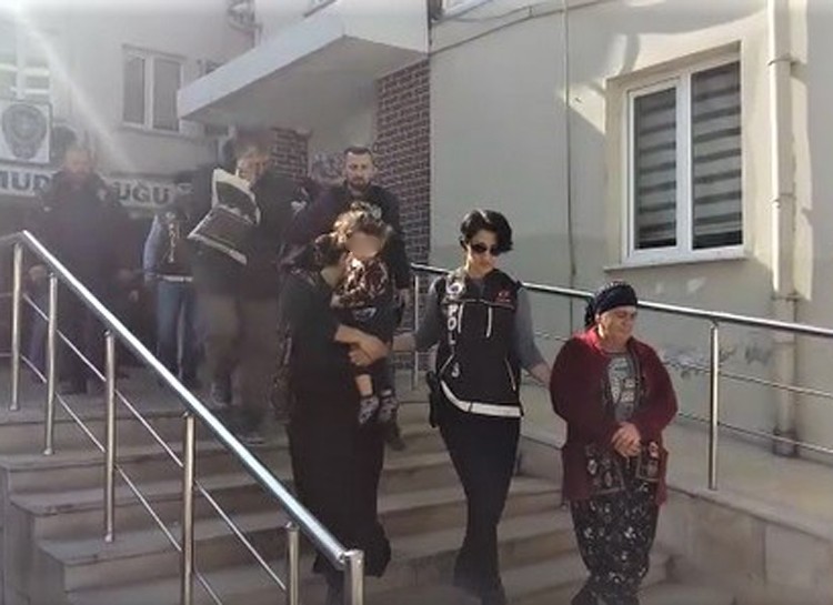 Uyuşturucu Taciri, Kucağındaki Bebeğiyle Adliyeye Sevk Edildi
