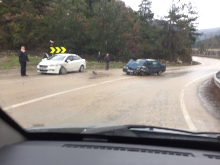 Virajı Alamayan Minibüs Yan Yattı