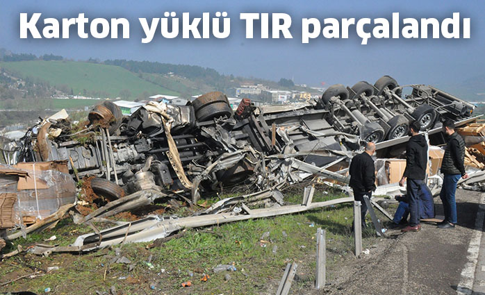 Karton yüklü TIR parçalandı