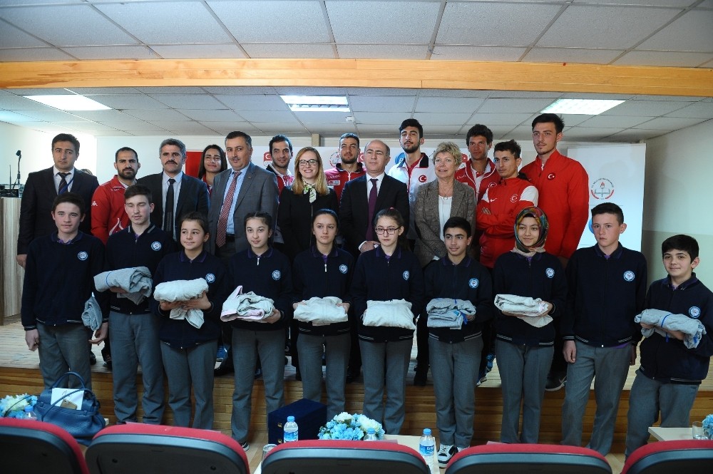 300Den Fazla Yatılı Bölge Okuluna 50 Bin Spor Eşofmanı Desteği