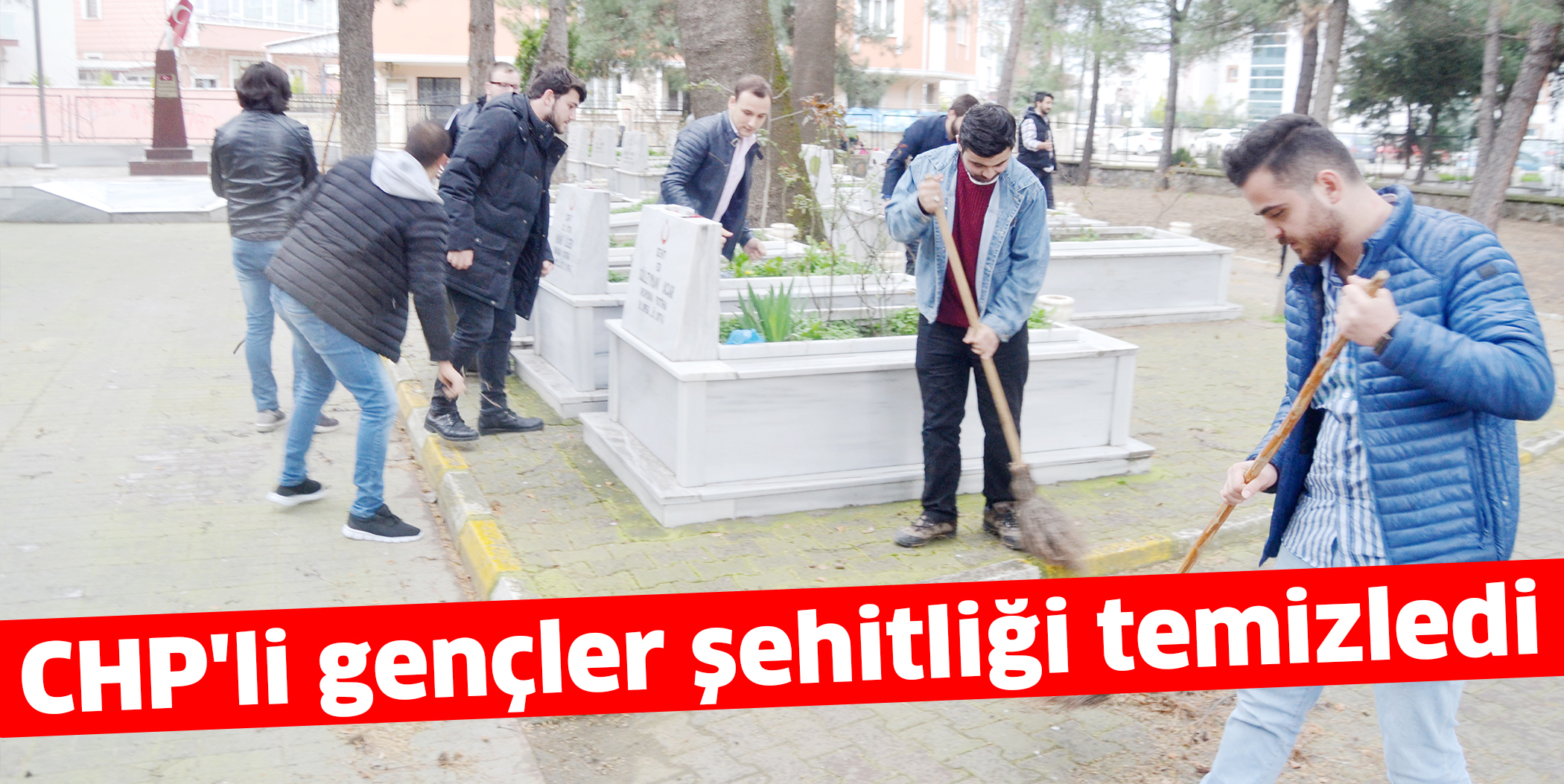 CHP’li gençler şehitliği temizledi