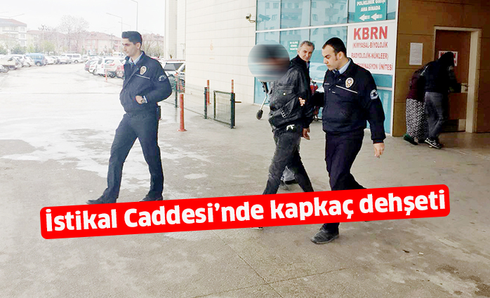 İstiklal Caddesi üzerinde yürüyen kadının cüzdanın çalan kapkaççı, vatandaşlar tarafından yakalanarak polise teslim edildi.