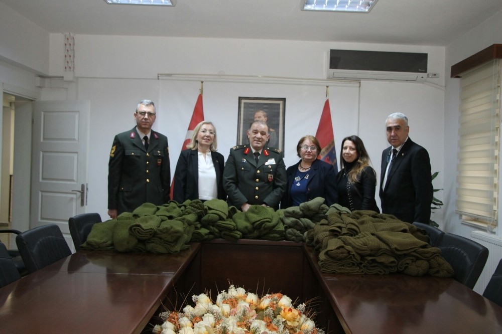 Annelerden Mehmetçiğe Sevgi İlmeği