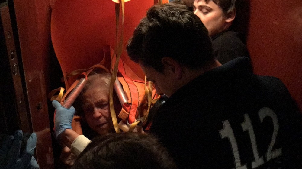 Asansöre Sığmayan 180 Kiloluk Kadını 7 Kişi Zor İndirdi