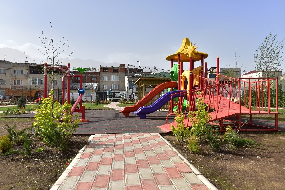 Bu Parkta Çocuklar Hem Oynayacak, Hem Dalından Meyve Yiyecek