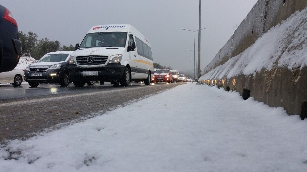 Bursa Güne Kar Yağışıyla Başladı