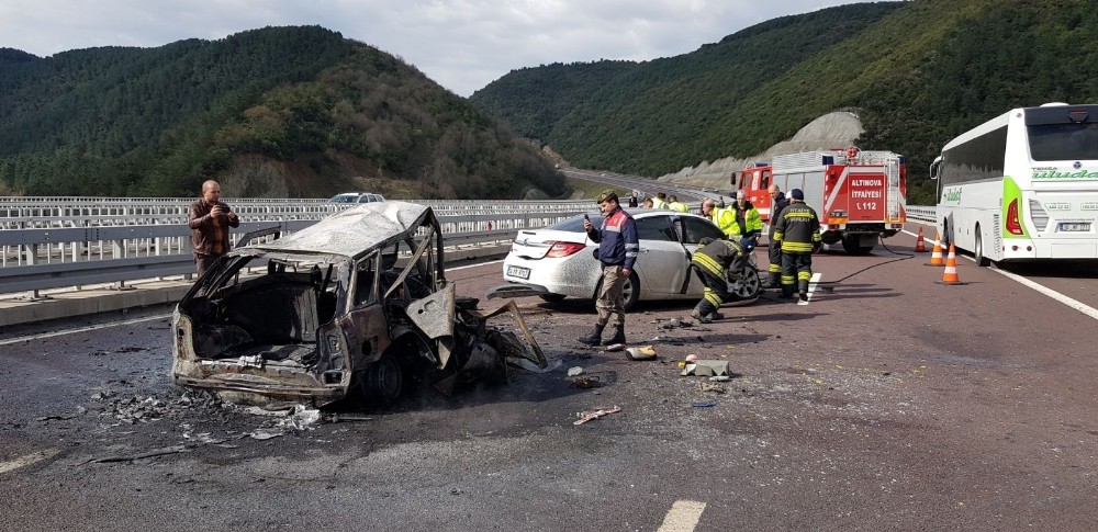 Bursa-İstanbul Otobanında Feci Kaza: 2 Kişi Yanarak Öldü
