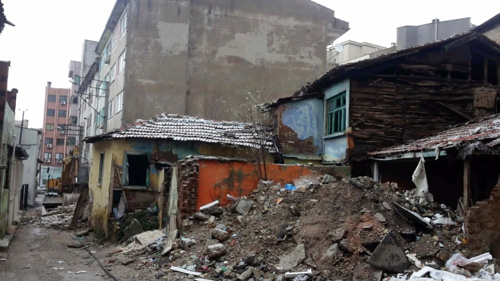 Can Güvenliğini Tehdit Eden Binalar Yıkılıyor