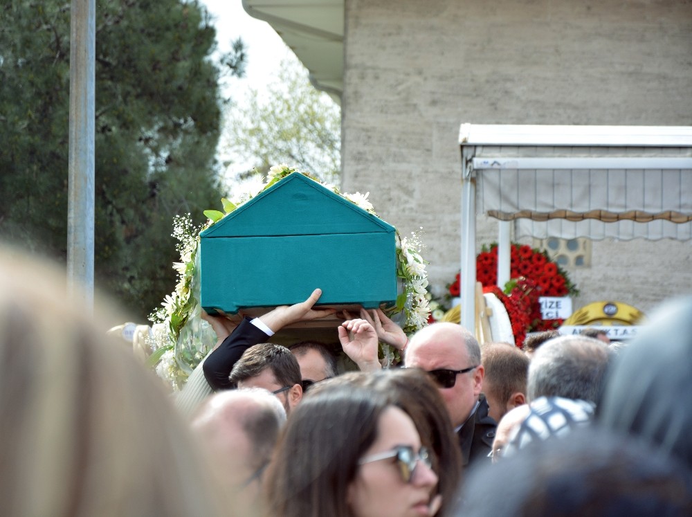 Düşen Uçakta Hayatını Kaybeden Zeynep Coşkun Son Yolculuğuna Uğurlandı