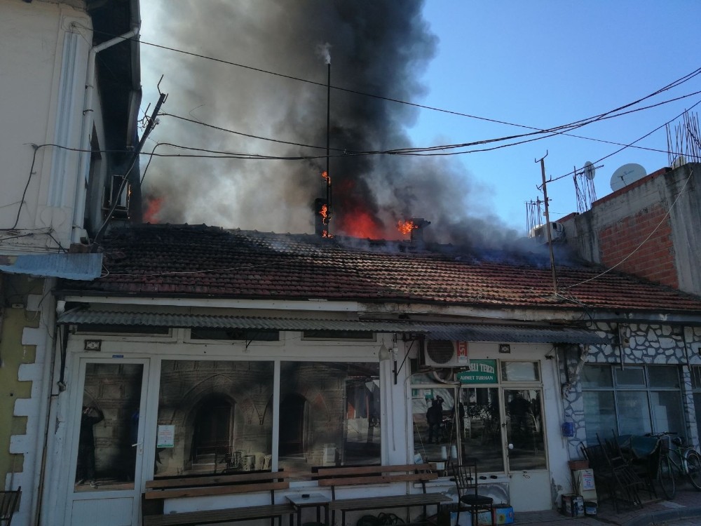 Elektrik Kontağından Çıkan Yangın 2 Dükkanı Küle Çevirdi