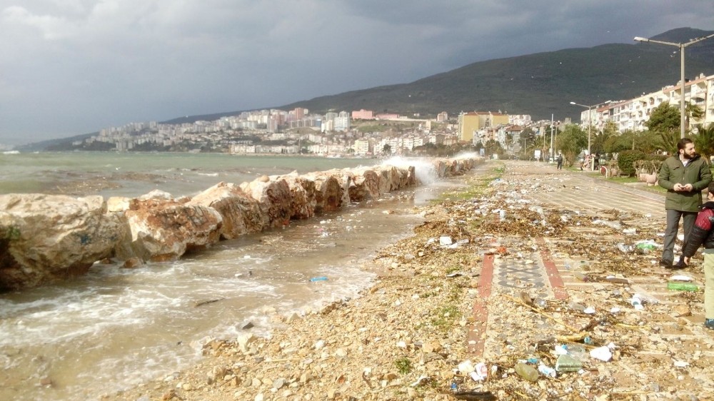 Gemlikte Sahil Çöple Doldu