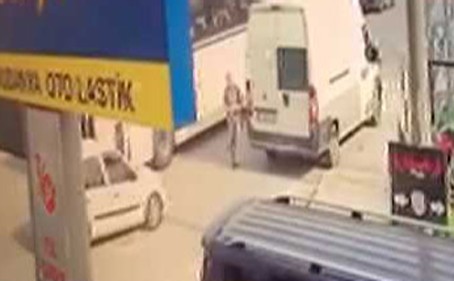 İki Aracın Arasında Feci Şekilde Sıkıştı