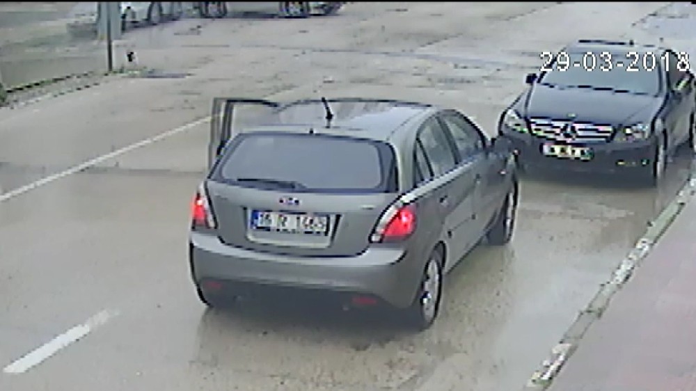 Kadın Sürücüye Çarpıp, Kopan Plakasını Alıp Kaçtı
