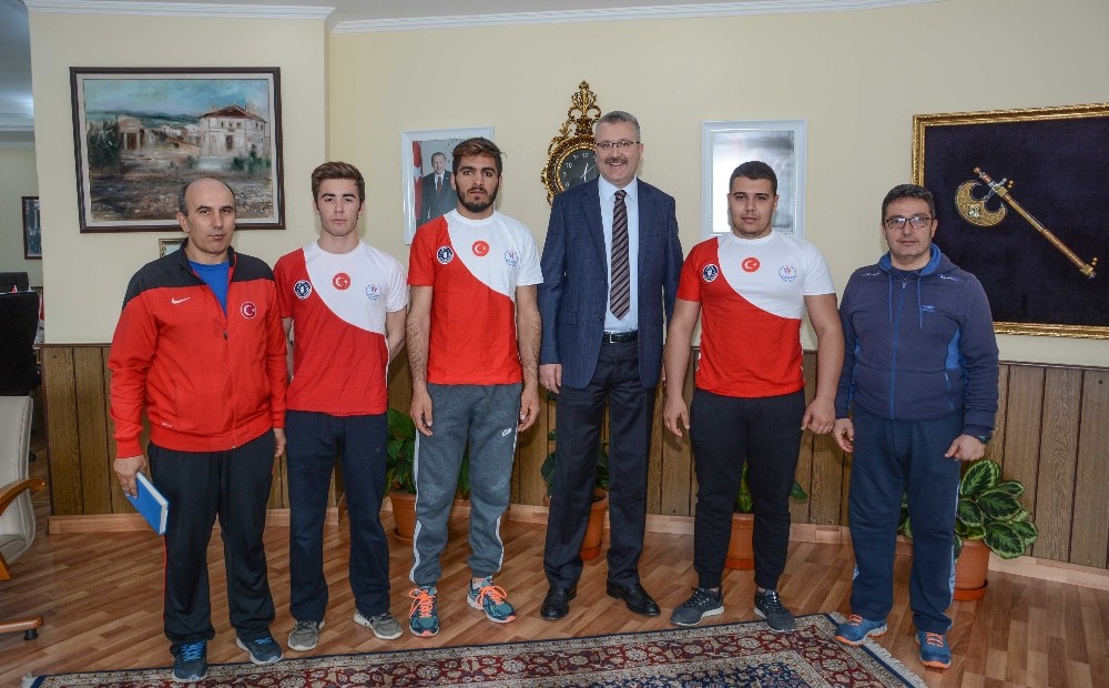 Karacabey Belediyesinden Güreş Takımına Tam Destek