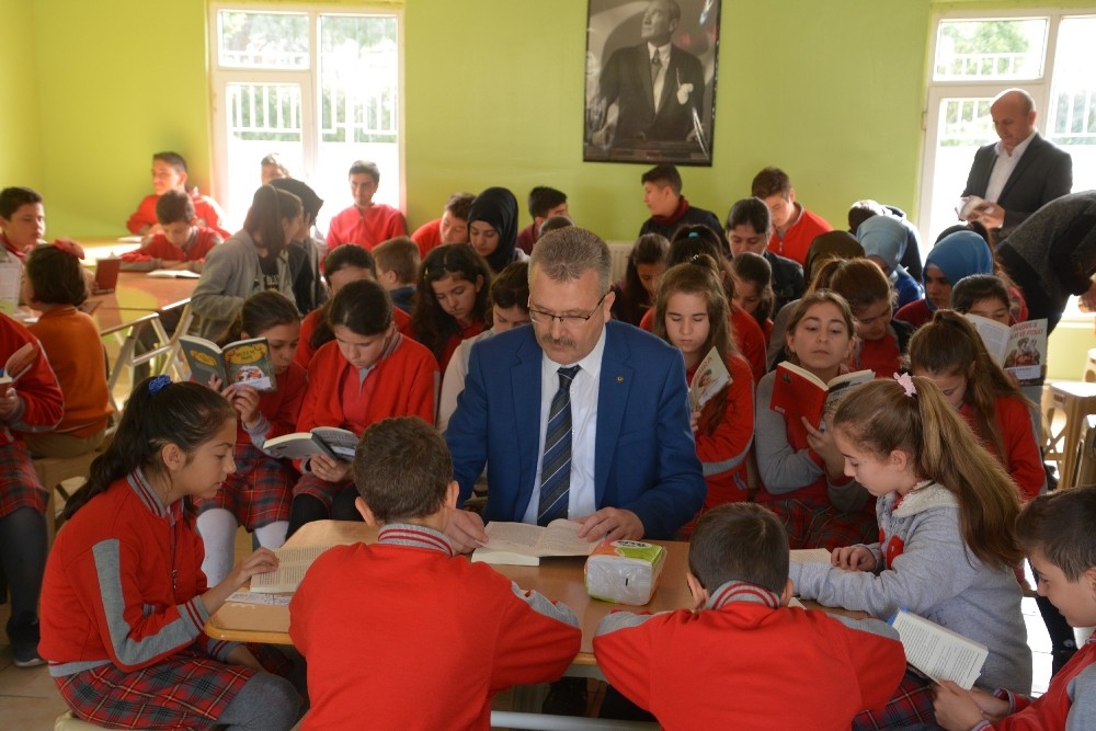 Karacabeyde Kitap Okuma Seferberliği