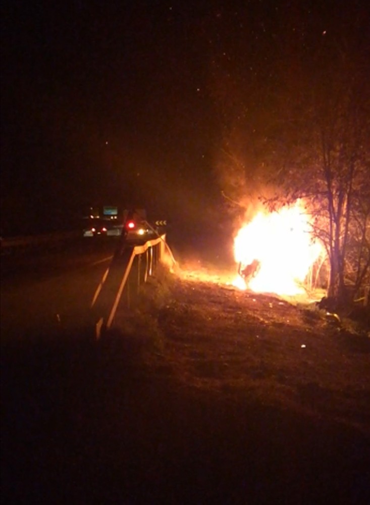 Kaza Yapan Araç Alev Alev Yandı: 2 Yaralı
