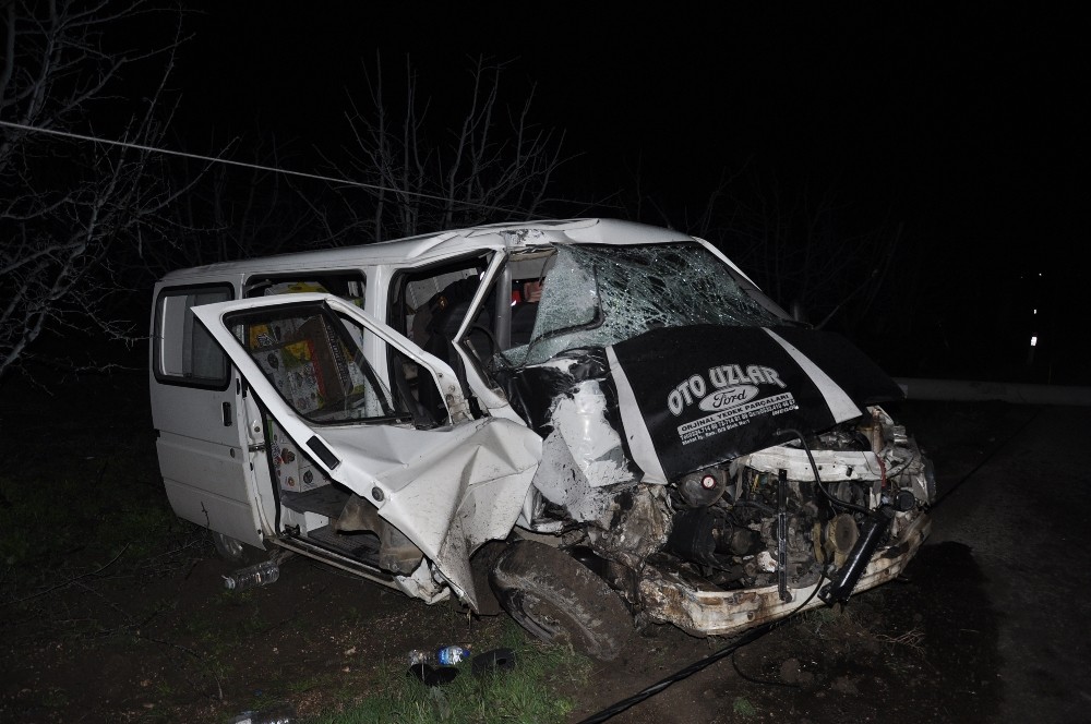 Minibüs Direği Devirdi, Şehir Elektriksiz Kaldı