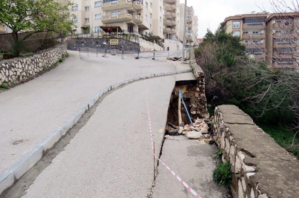 Mudanyada Şiddetli Yağışlar Yolu Çökertti