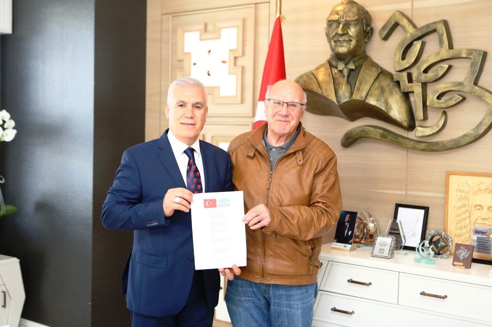 Nilüfer Marşını Başkan Bozbeye Hediye Etti