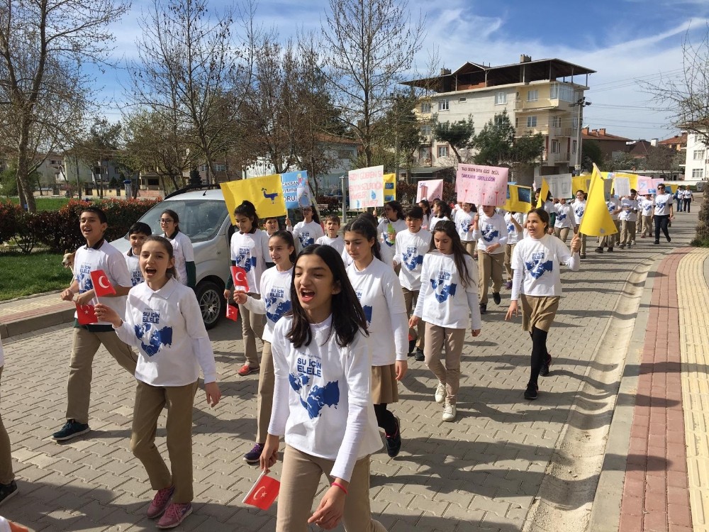 Öğrenciler Su İçin Yürüdü