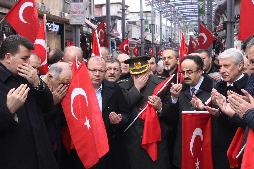 Tarihi Çarşıda Esnaf, Mehmetçik İçin Dua Etti