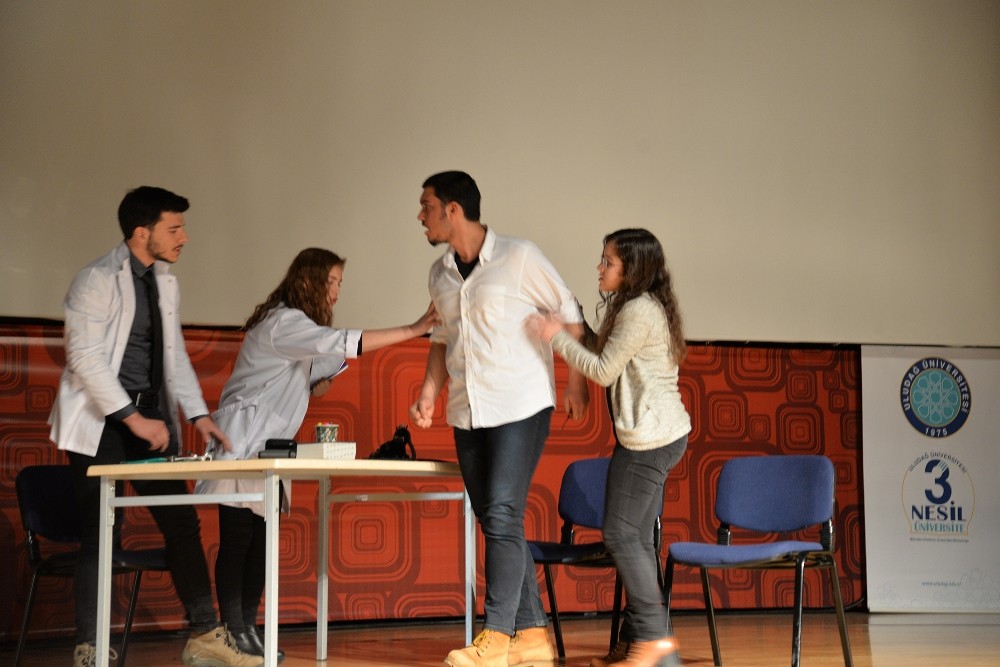 Tıbbiyelilerden Tiyatrolu Mesaj