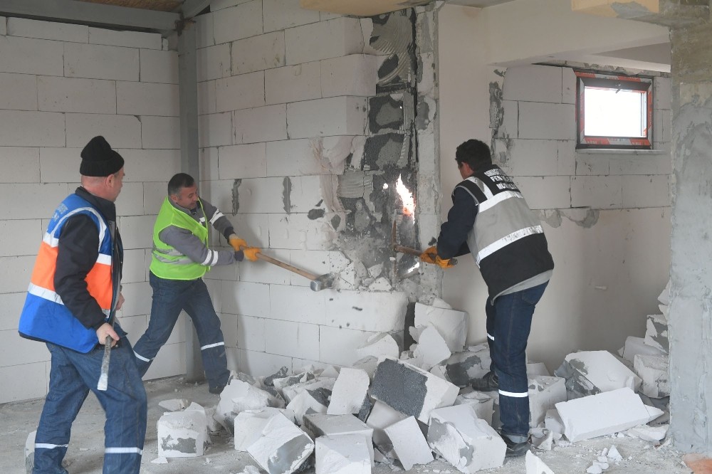 Villanın Kaçak Katı Balyozla Yıkıldı