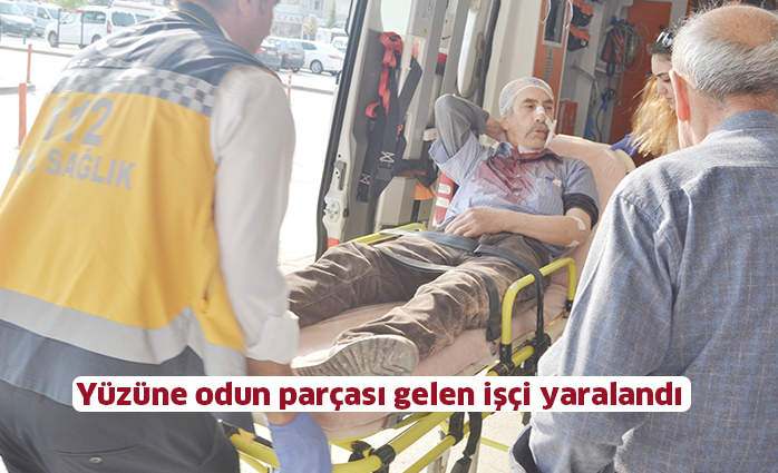 Yüzüne odun parçası gelen işçi yaralandı
