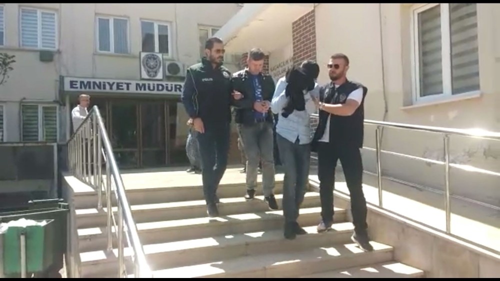 2 Tabanca Ve 20 Çıkın Uyuşturucuyla Yakalandılar