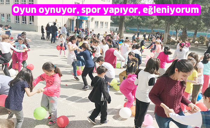 Oyun oynuyor, spor yapıyor, eğleniyorum
