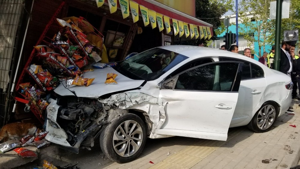 Araç Büfenin İçine Daldı