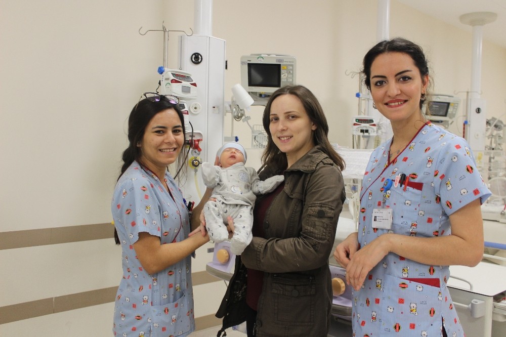 Bağırsakları Göğsünde Olan Bebek Hayata Tutundu