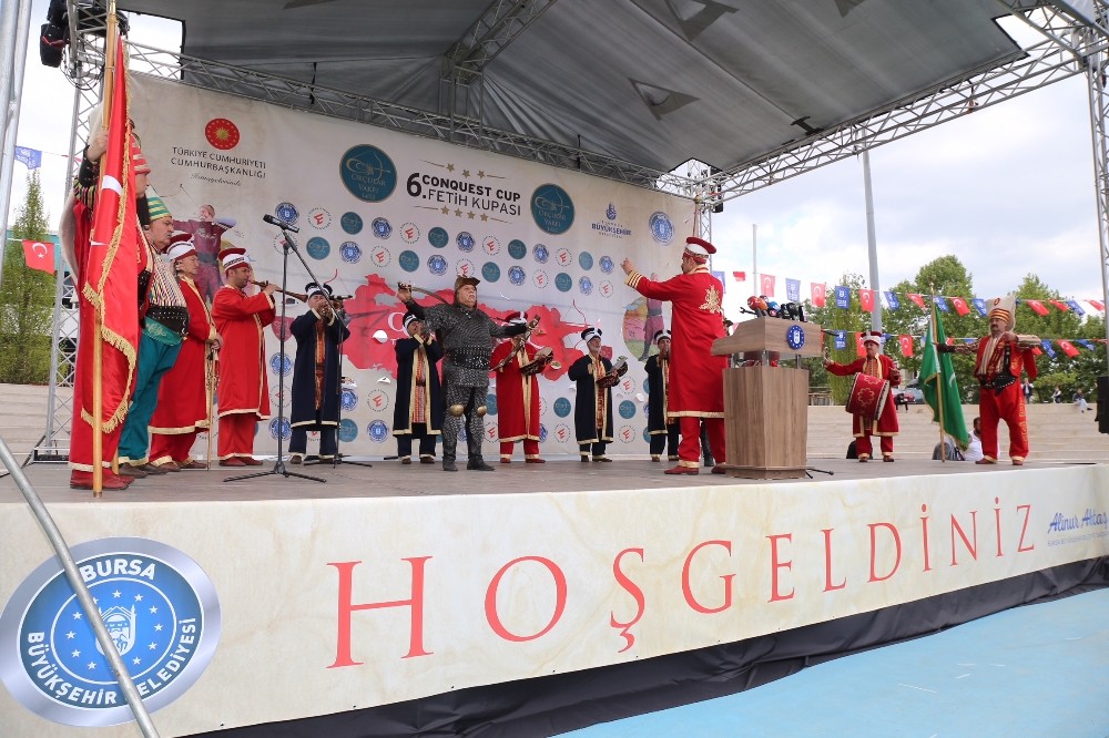 Başbakan Yardımcısı Hakan Çavuşoğlu Ok Attı