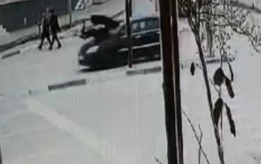 Bursada Genç Kıza Otomobilin Çarpması Kamerada