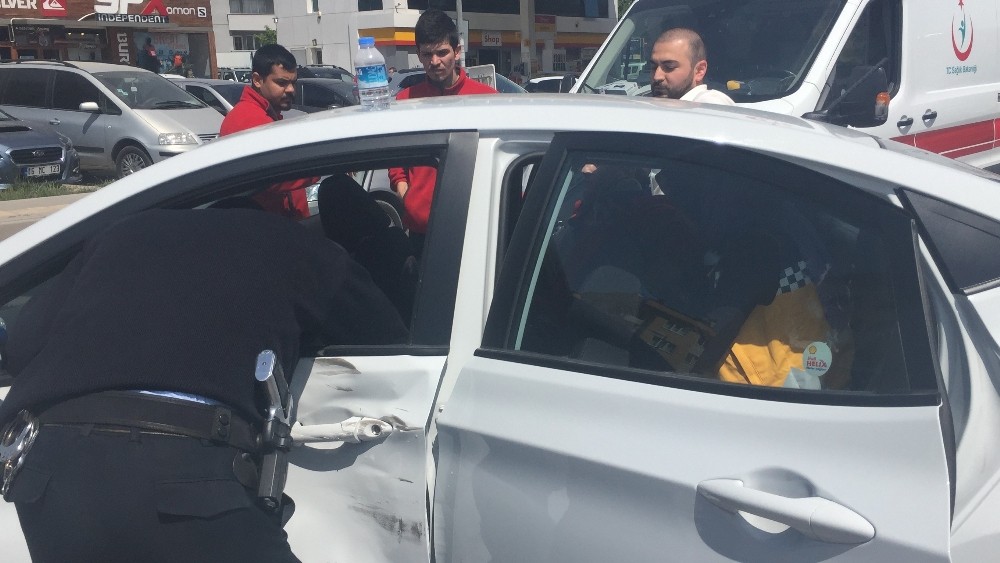 Çarptığı Aracın Sürücüsünü Yaralı Vaziyette Bırakıp Kaçtı