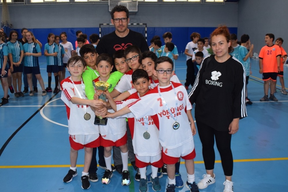 Hentbolda Kupa Ve Madalyalar Sahiplerini Buldu