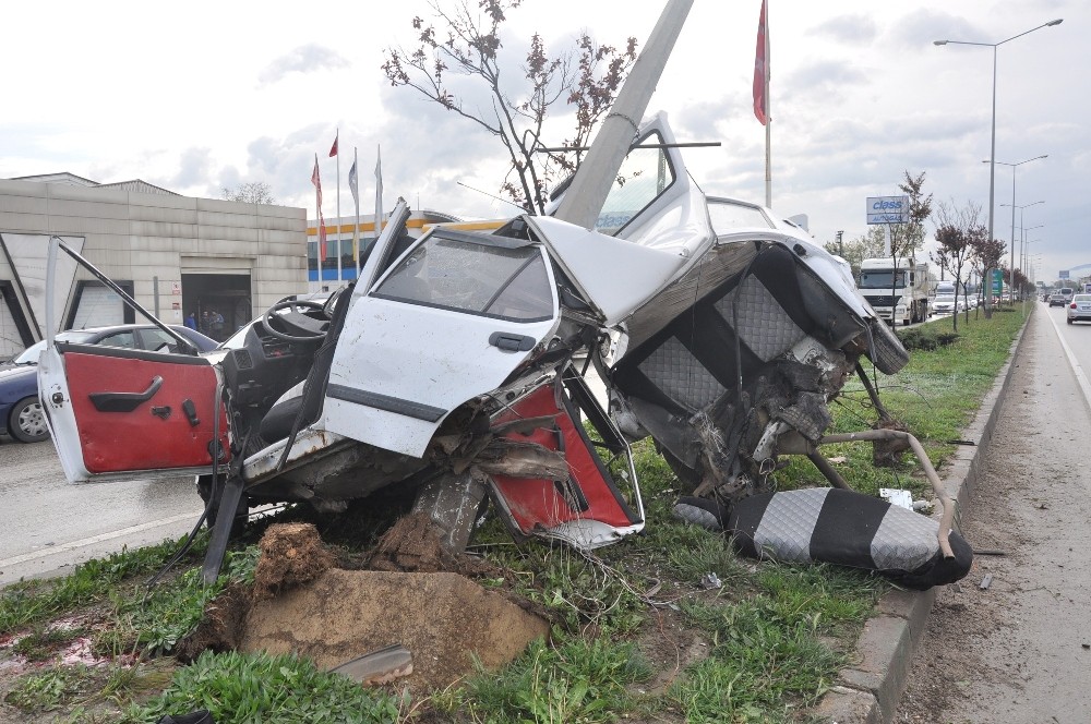 İkiye Bölünen Araçta Can Verdi
