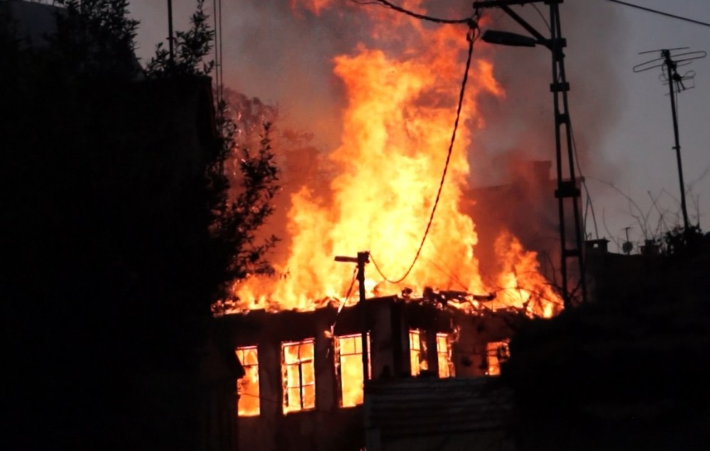İtfaiyeci Yanan Evin Çöken Duvarı Altında Kalmaktan Son Anda Kurtuldu
