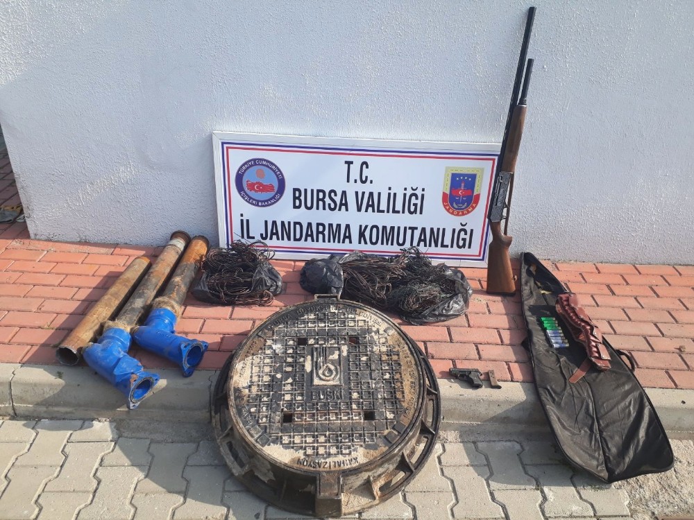 Jandarma Kablo Hırsızlarını Yakaladı