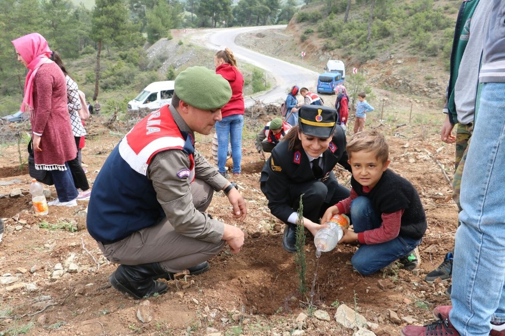 Jandarmalar Öğrencilerle Hatıra Ormanında Ağaç Diktiler