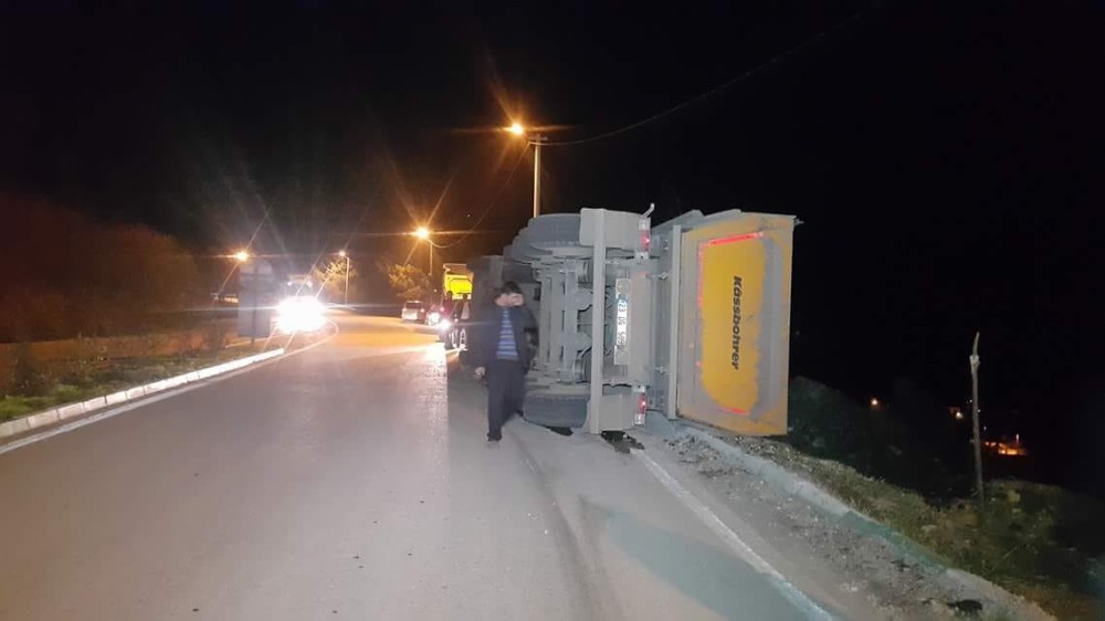 Kömür Yüklü Kamyon Yan Yattı