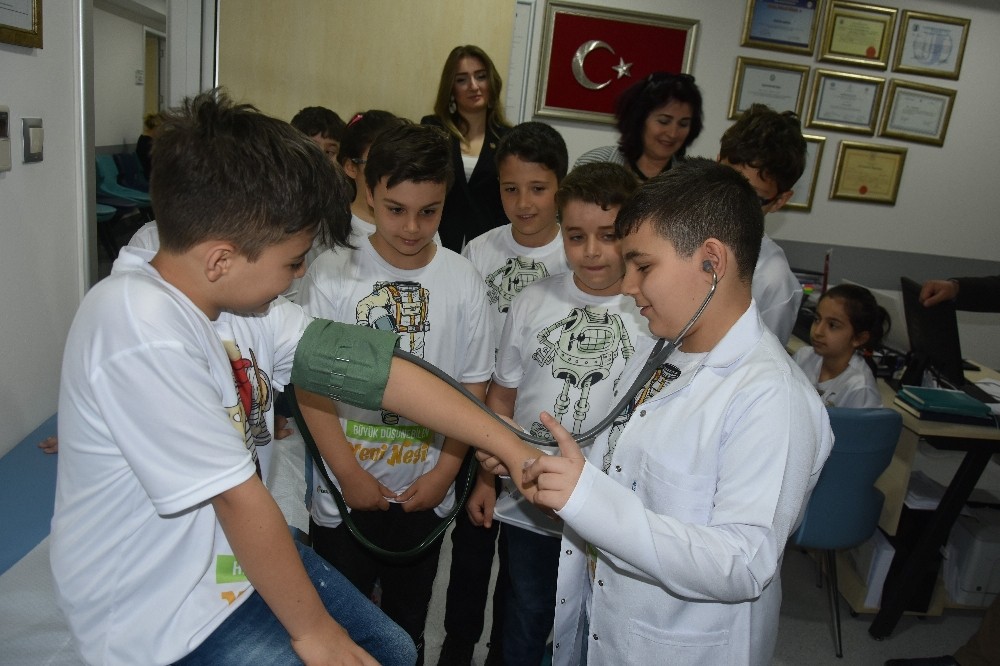 Minik Doktorlar İş Başında
